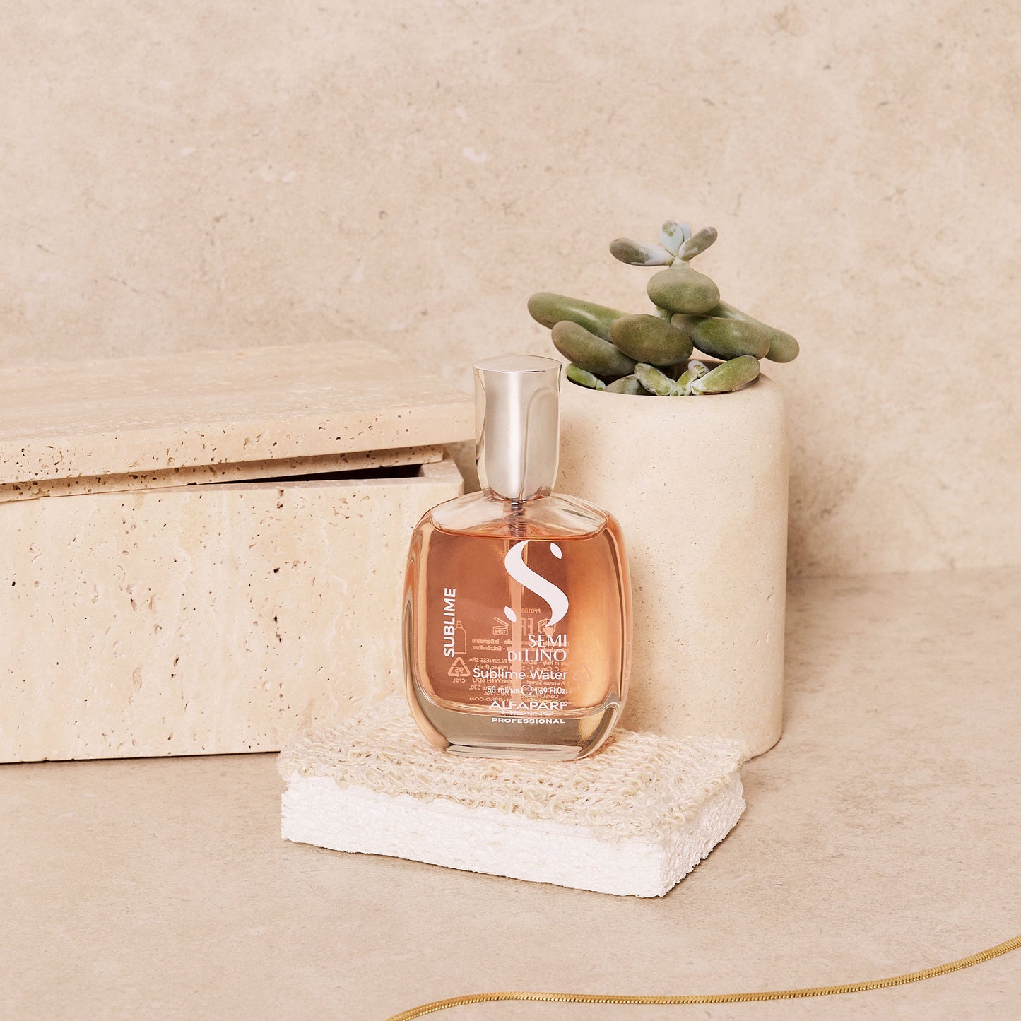 Tutti i tipi di capelli.
Sublime Water è un'acqua profumata per un gesto quotidiano di dolcezza.
Dona una nota delicata e femminile: i capelli riscoprono una bellezza straordinaria.
Fragranza fresca e leggera.
Formula Vegan