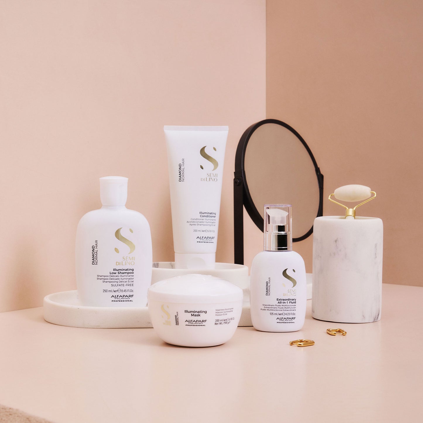  Illuminating Conditioner districa e dona lucentezza estrema, per capelli morbidi e leggeri che mantengono nel tempo la loro bellezza e vitalità.
Formula Vegan.