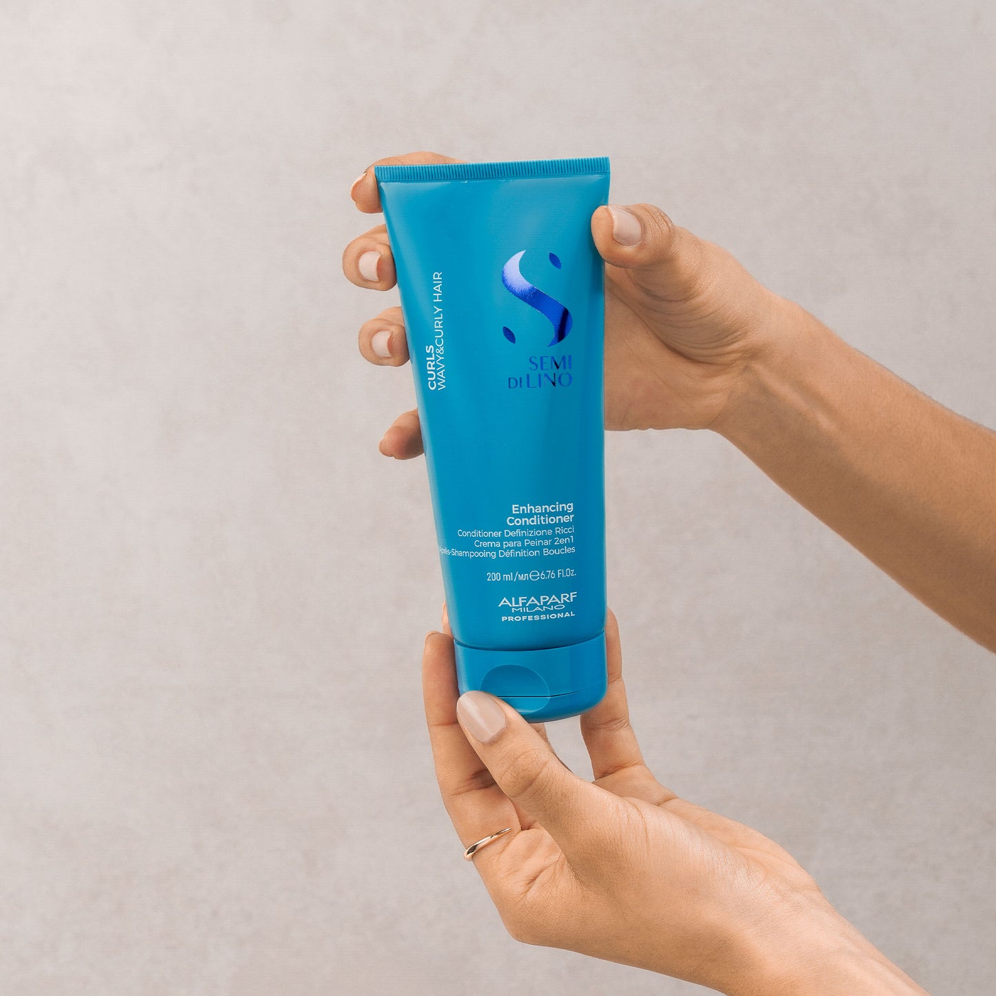 Enhancing Conditioner ha una texture leggera e può essere usato sia in risciacquo, sia come prodotto leave-in.
Districa e definisce tutti i tipi di capelli ricci e mossi.
Formula Vegan