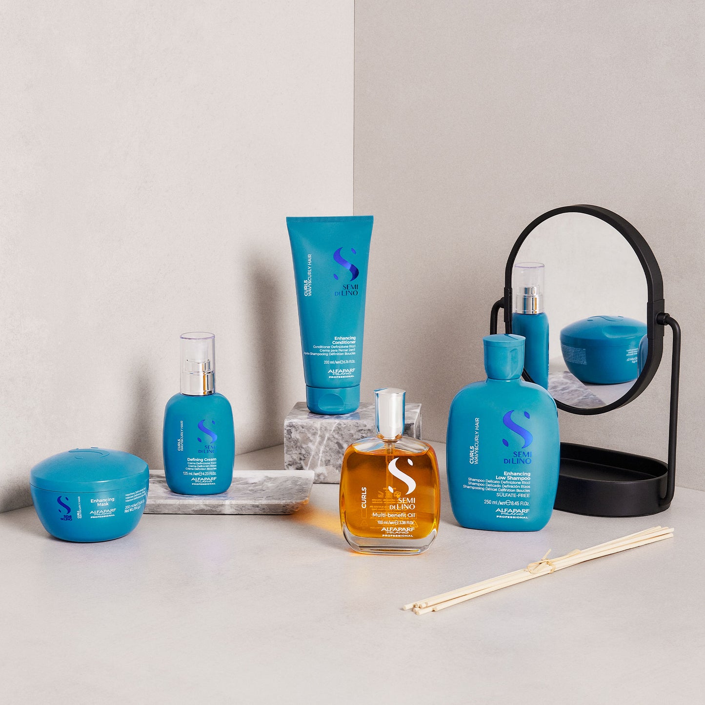 Enhancing Conditioner ha una texture leggera e può essere usato sia in risciacquo, sia come prodotto leave-in.
Districa e definisce tutti i tipi di capelli ricci e mossi.
Formula Vegan