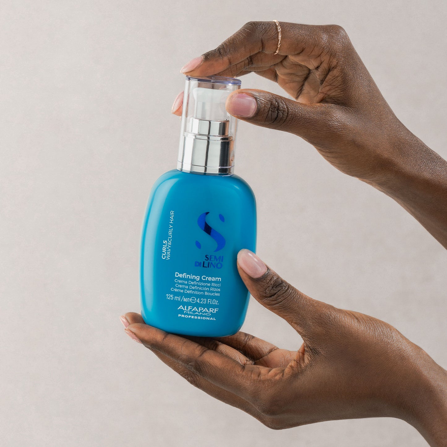 Per Capelli ricci e ondulati.
Defining Cream definisce, controlla e protegge da umidità e calore tutti i tipi di capelli ricci e mossi.
Protegge dal calore degli strumenti a caldo.
Formula Vegan