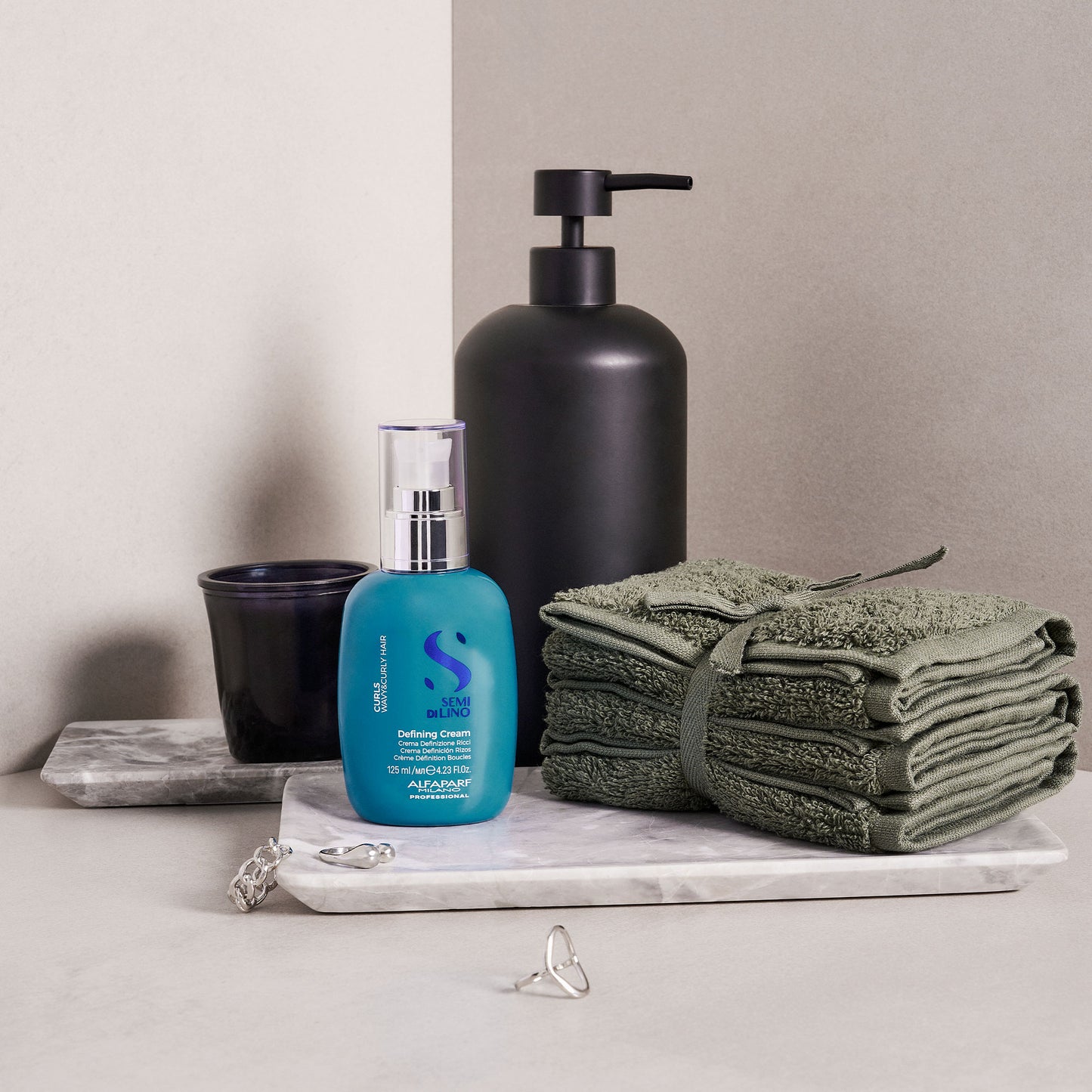 Per Capelli ricci e ondulati.
Defining Cream definisce, controlla e protegge da umidità e calore tutti i tipi di capelli ricci e mossi.
Protegge dal calore degli strumenti a caldo.
Formula Vegan