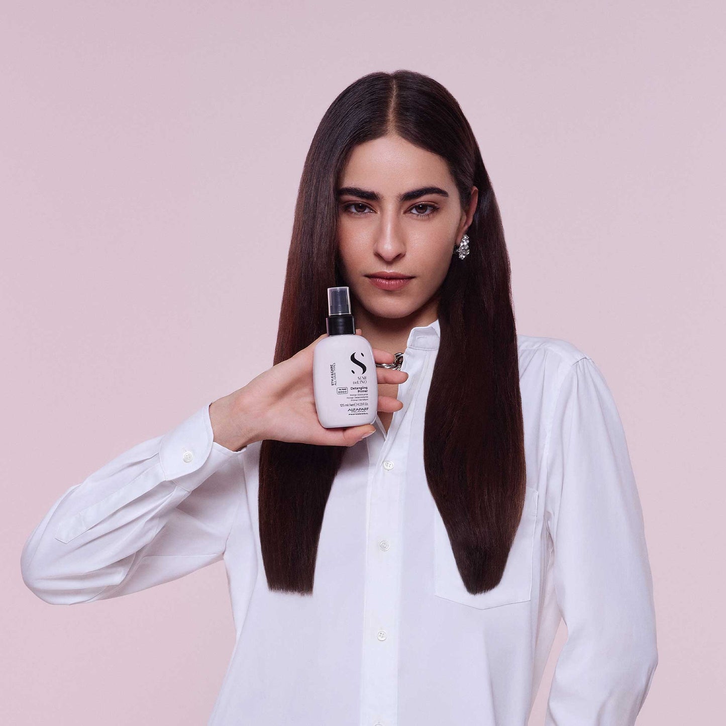 Detangling Primer Per tutti i tipi di capelli. Districa e condiziona i capelli, riducendo l'effetto crespo e velocizzando l'asciugatura.
Protezione termica fino a 230°C. Formula vegan. Non appesantisce. Fragranza floreale e fruttata sviluppata per influire in modo positivo sull'umore.