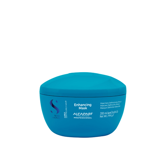 Per Capelli ricci e ondulati.
Enhancing Mask è un trattamento intensivo che idrata e rinforza tutti i tipi di capelli ricci e mossi, rendendoli morbidi e liberandoli dall'effetto crespo. Idrata e rinforza.
Formula Vegan