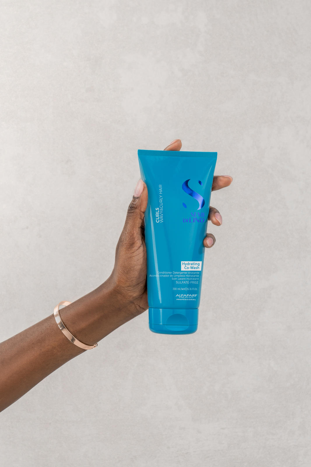 Per capelli ricci e ondulati.
Hydrating Co-Wash deterge senza schiuma, idratando e liberando dall'effetto crespo i capelli ricci e mossi.
Formula Vegan