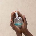 Tutti i tipi di capelli.

Cristalli di Seta è un siero bifasico che rende la fibra capillare vellutata e leggera, come la seta. I capelli riscoprono una bellezza straordinaria.

Formula Vegan