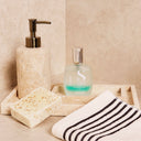 Tutti i tipi di capelli.

Cristalli di Seta è un siero bifasico che rende la fibra capillare vellutata e leggera, come la seta. I capelli riscoprono una bellezza straordinaria.

Formula Vegan