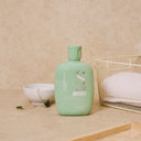 Balancing Low Shampoo deterge delicatamente normalizzando la cute oleosa. Il cuoio capelluto riacquista il suo equilibrio naturale senza oleosità in eccesso.

Formula Vegan