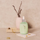 Calming Tonic è un tonico lenitivo per cute sensibile. Offre sollievo dal prurito e da sensazioni di fastidio.

Formula Vegan