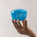 Per Capelli ricci e ondulati.

Enhancing Mask è un trattamento intensivo che idrata e rinforza tutti i tipi di capelli ricci e mossi, rendendoli morbidi e liberandoli dall'effetto crespo. Idrata e rinforza.

Formula Vegan