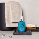 Capelli ricci e ondulati.

Reactivating Spray ravviva e protegge da umidità e calore tutti i tipi di capelli ricci e mossi.

Formula Vegan