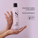 Semi di Lino / Texturizing Dry Shampoo 300ml - Shampoo secco texturizzante Offre sostegno istantaneo e assorbe l'oleosità in eccesso, per capelli subito più leggeri e profumati.