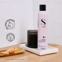 Semi di Lino / Texturizing Dry Shampoo 300ml - Shampoo secco texturizzante Offre sostegno istantaneo e assorbe l'oleosità in eccesso, per capelli subito più leggeri e profumati.