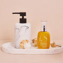 air Protective Milk combatte la secchezza e controlla l'effetto crespo, proteggendo il capello dal sole e fattori esterni. Ad azione idratante, per capelli luminosi, morbidi e leggeri.

Formula vegan

Con filtro UV