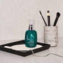 Anti-Damage Shield Cream finalizza il processo di ricostruzione dei capelli danneggiati da medi a spessi, migliorando la resistenza e l'elasticità della fibra capillare e creando un efficace scudo protettivo attorno al capello, proteggendolo dal calore. I capelli sono riparati, più forti, lucenti e dall'aspetto sano.