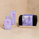 Set di prodotti ideali per disciplinare i capelli e donare morbidezza e luminosità in una nuova ed esclusiva pochette firmata Semi di Lino.

Smoothing Low Shampoo
Smoothing Low Shampoo deterge delicatamente i capelli ribelli, donando loro un effetto liscio senza crespo.

Smoothing Conditioner
Smoothing Conditioner dall’azione districante, controlla l'effetto crespo, per capelli morbidi e leggeri.
