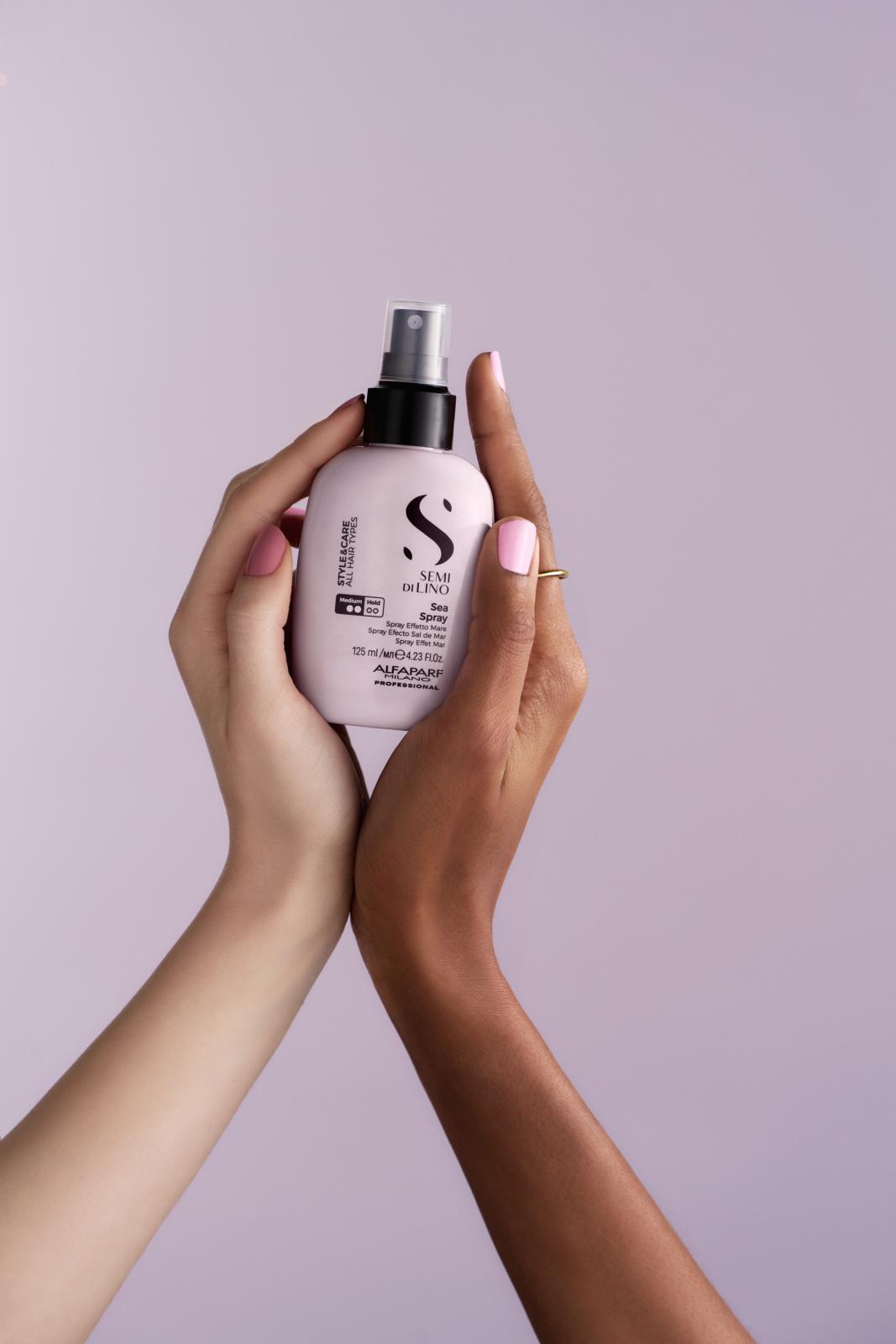 ea Spray amplifica la naturale texture del capello per creare all'istante look "effetto mare". Ideale per realizzare splendide beach waves dal finish leggermente opaco. Facilita e finalizza i look, donando controllo e protezione alla fibra capillare.