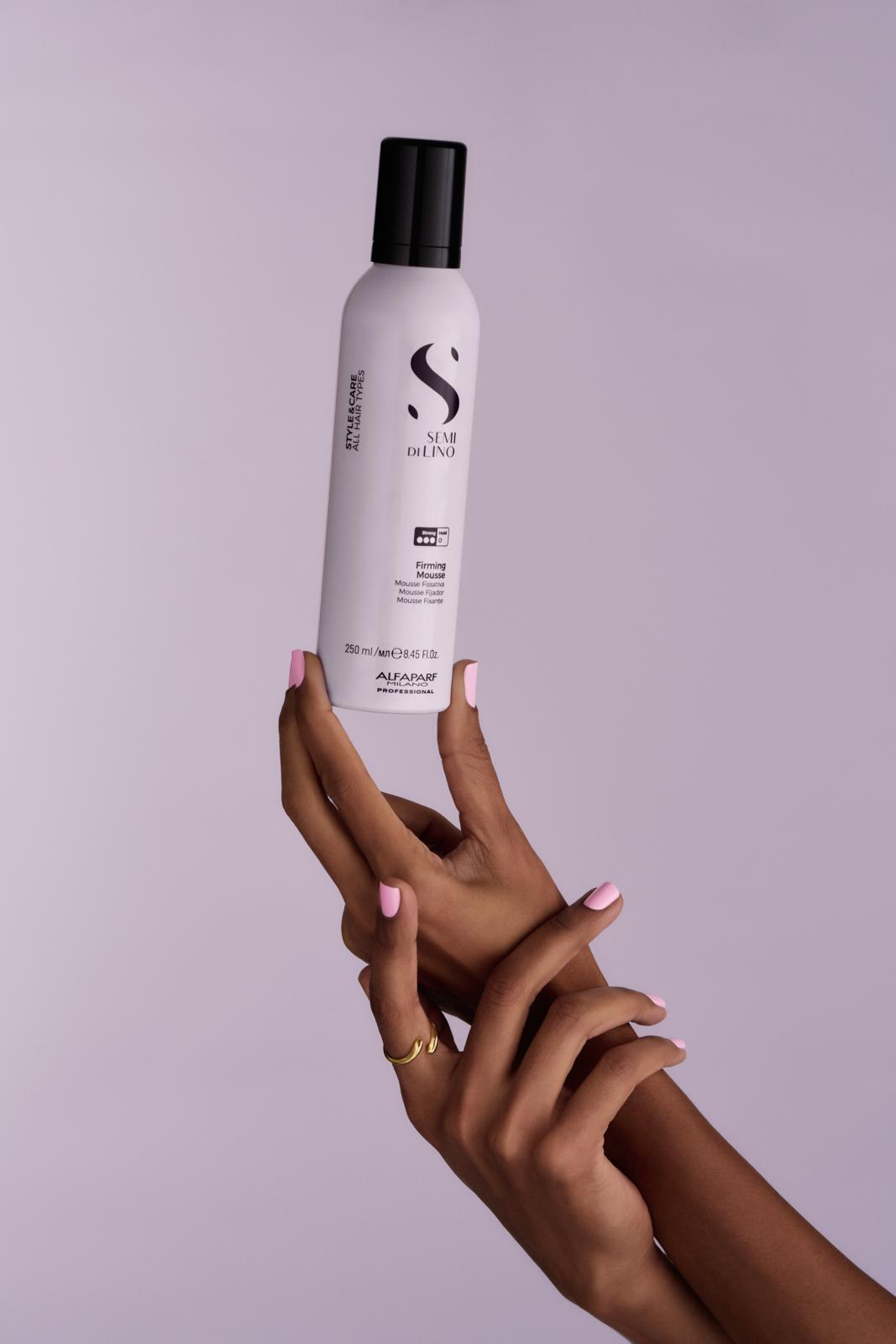 Firming Mousse definisce perfettamente la forma, senza seccare il capello. Facilita e finalizza i look, donando controllo e protezione alla fibra capillare.