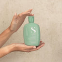 Purifying Low Shampoo deterge delicatamente e purifica in profondità i capelli con problemi di forfora secca e grassa, normalizzando il cuoio capelluto e ritardando la ricomparsa della forfora.