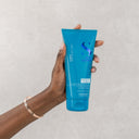 Per capelli ricci e ondulati.

Hydrating Co-Wash deterge senza schiuma, idratando e liberando dall'effetto crespo i capelli ricci e mossi.

Formula Vegan