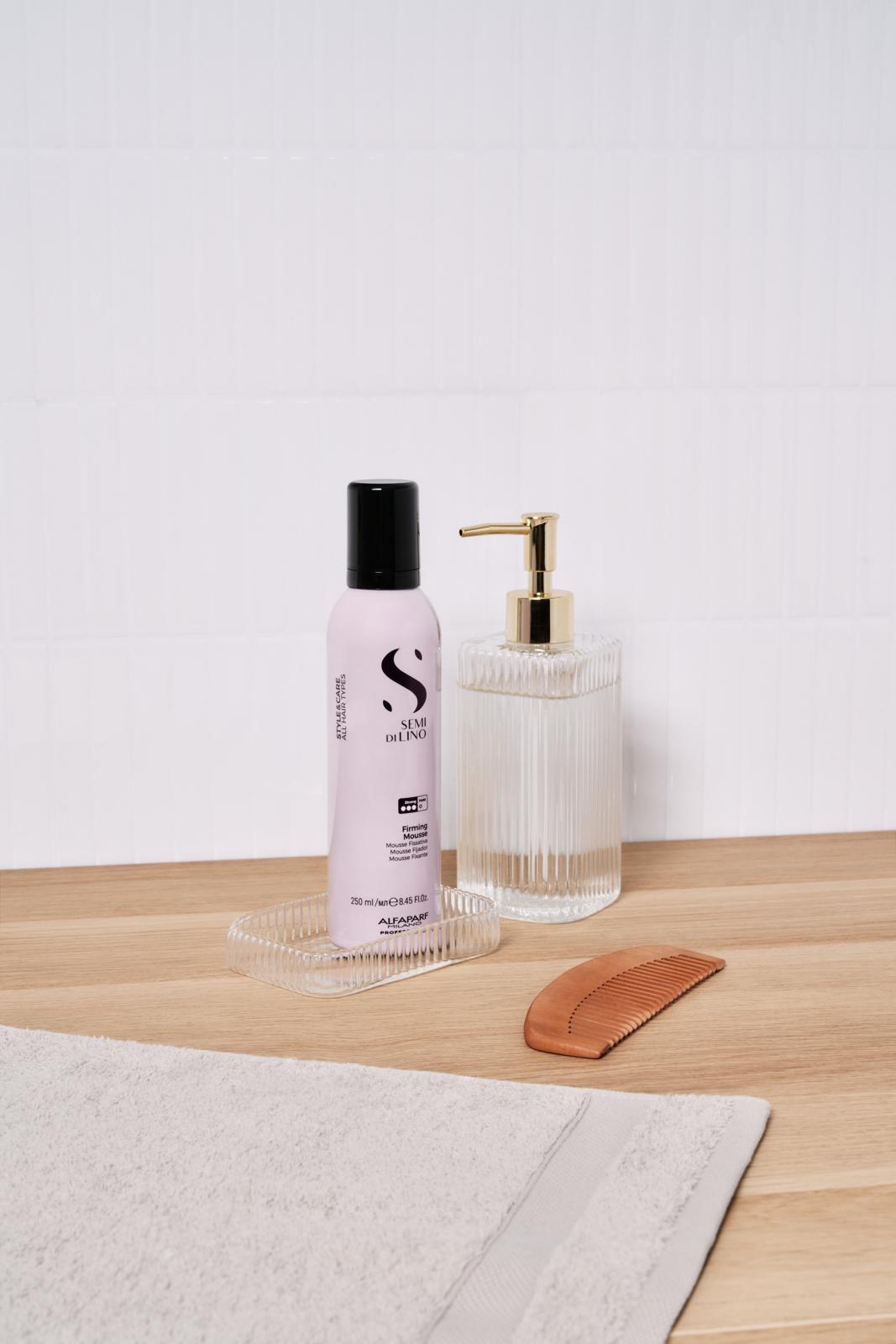 Firming Mousse definisce perfettamente la forma, senza seccare il capello. Facilita e finalizza i look, donando controllo e protezione alla fibra capillare.