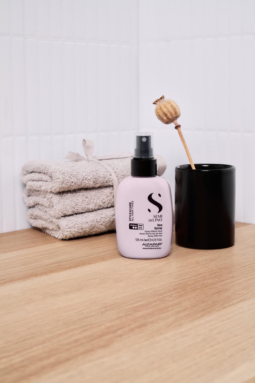 ea Spray amplifica la naturale texture del capello per creare all'istante look "effetto mare". Ideale per realizzare splendide beach waves dal finish leggermente opaco. Facilita e finalizza i look, donando controllo e protezione alla fibra capillare.
