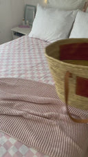 air Protective Milk combatte la secchezza e controlla l'effetto crespo, proteggendo il capello dal sole e fattori esterni. Ad azione idratante, per capelli luminosi, morbidi e leggeri.

Formula vegan

Con filtro UV